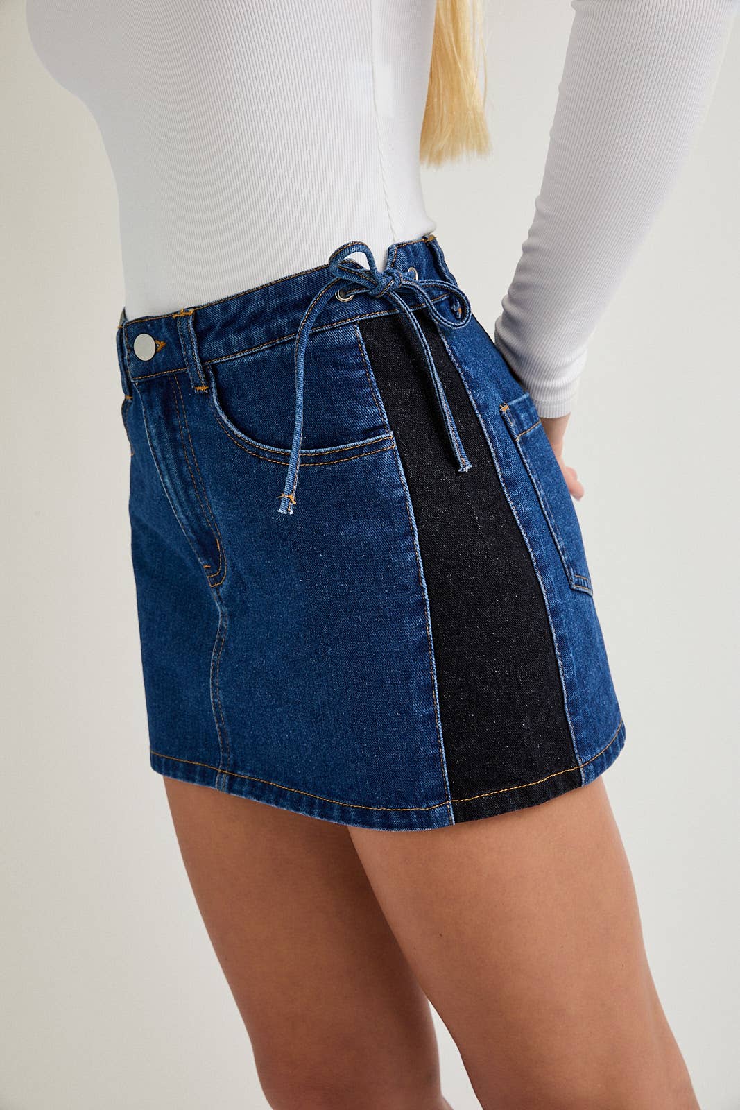 SIDE BOW DETAIL & CONTRAST DENIM MINI SKIRT: DENIM-BLACK