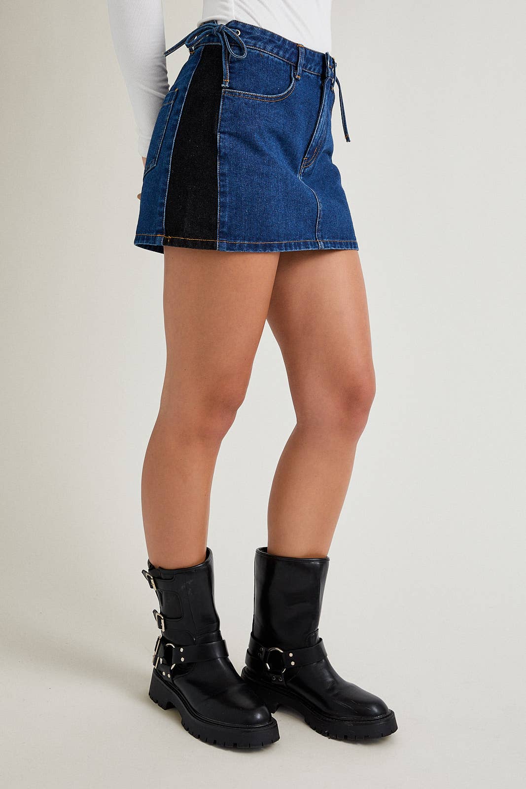 SIDE BOW DETAIL & CONTRAST DENIM MINI SKIRT: DENIM-BLACK